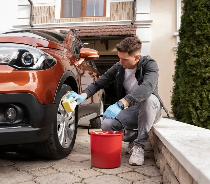 Lavage auto à domicile Lyons-la-Forêt : professionnel intervenant sur un véhicule